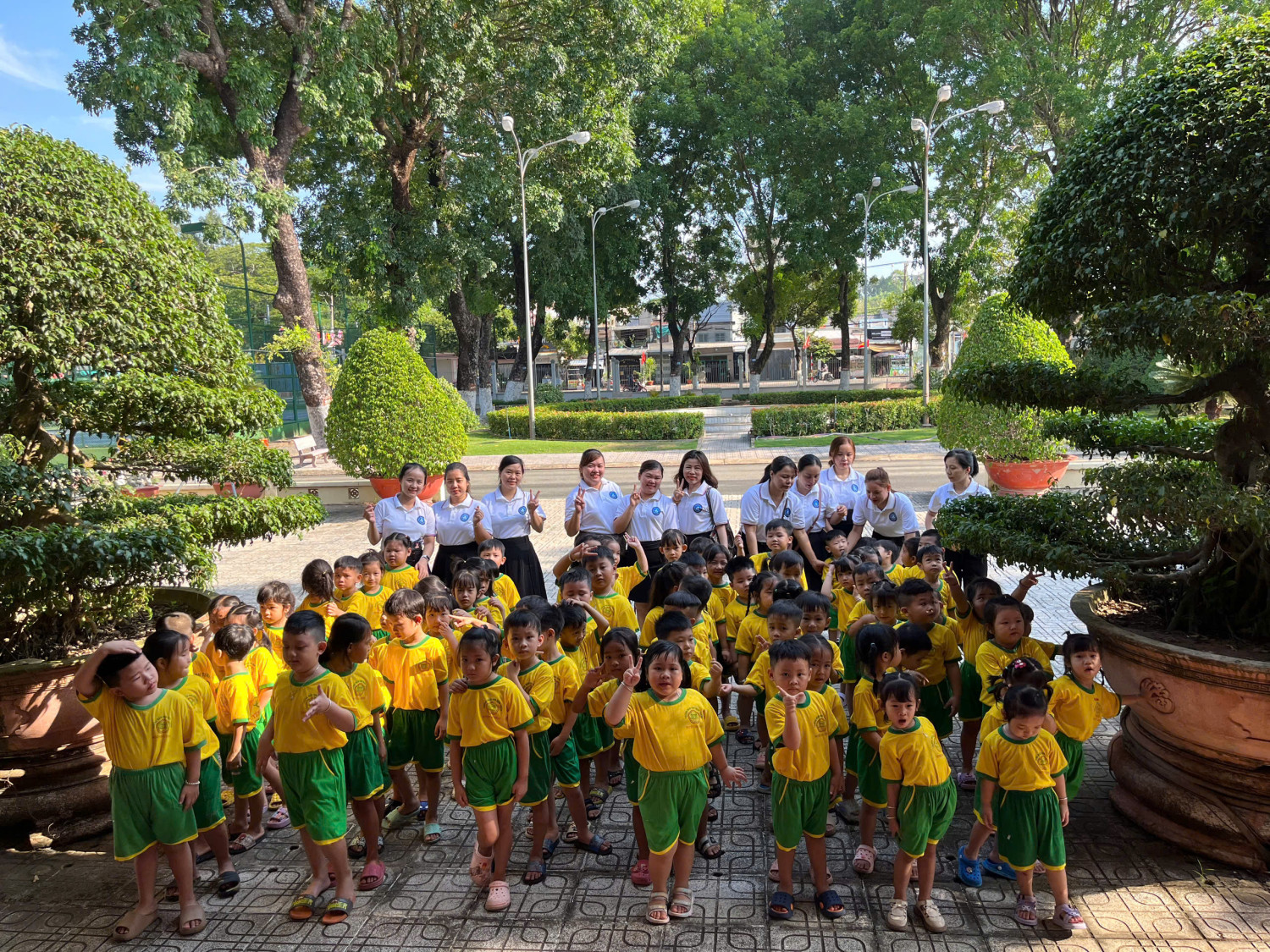 Hình ảnh trẻ tham quan nhà truyền thống công ty THHH Cao su một thành viên