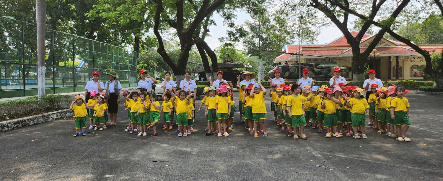 Hình ảnh trẻ tham quan nhà truyền thồng Công Ty trách nhiệm HH một Thành viên Cao Su Dầu Tiếng